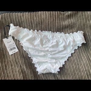 NWT! White cheeky scrunch butt bikini bottoms